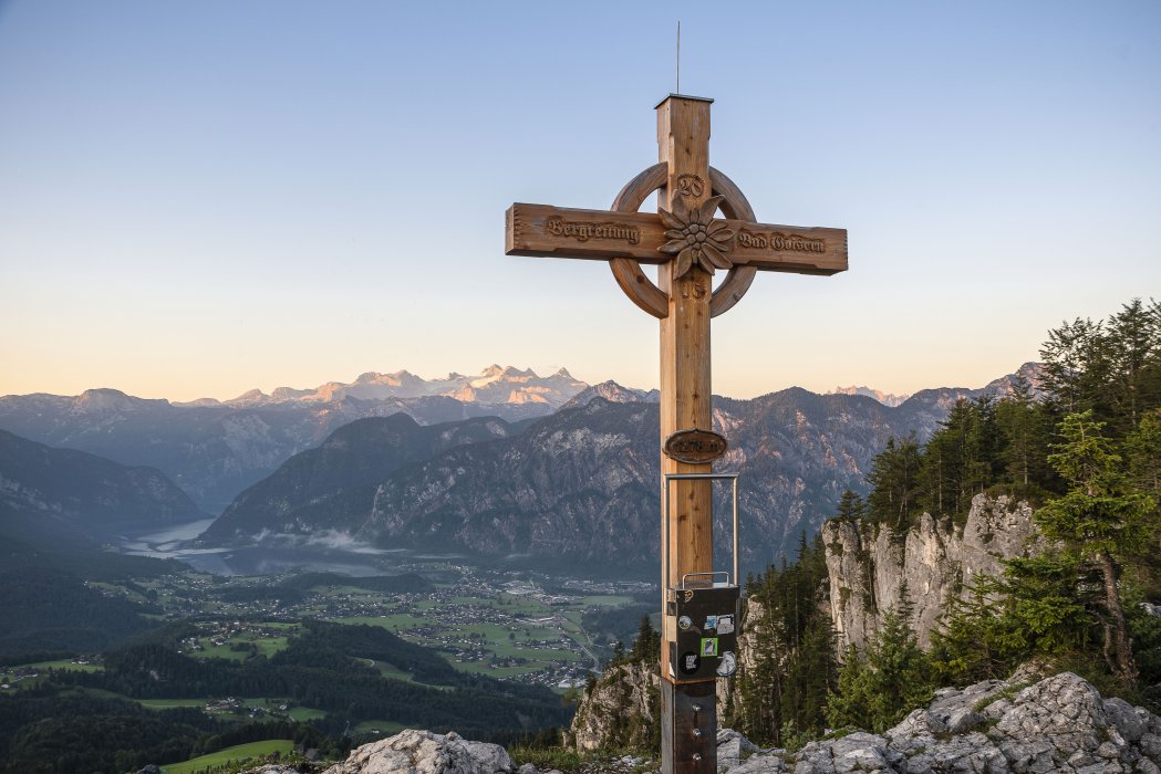 ©Bad-Goisern-Panorama-Bergrettung-Kreuz-Foto-RudiKainPhotografie